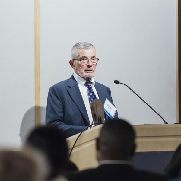 David Jaquith, Cert'69, accepts the 2025 Alumni and Friends Award for Distinguished Alumni in Architecture.