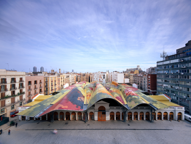 Exterior aerial view of the Mercadeo de Santa Caterina in Barcelona rennovated by Benedetta Tagliabue – EMBT Architects. Copyright Roland Halbe.